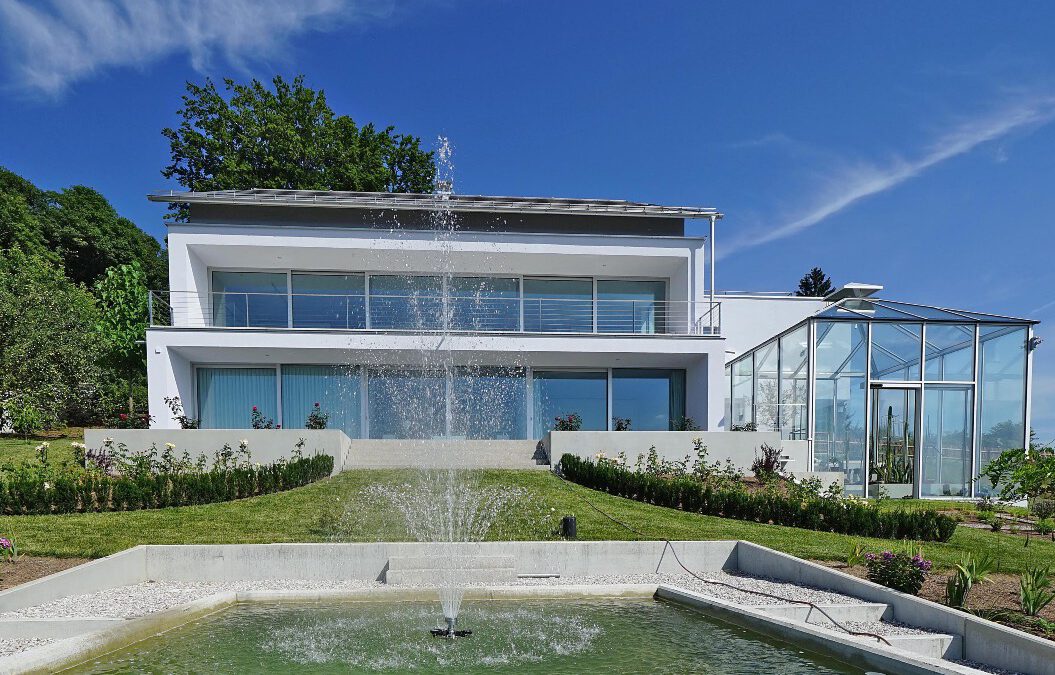 Einfamilienhaus am Hang mit Gewächshaus R2