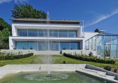 Einfamilienhaus am Hang mit Gewächshaus R2